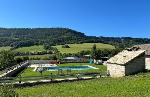 Banassac Maison | Banassac Canilhac Gite pour 4 personnes avec piscine partagée et vue panoramique en Lozère