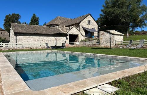Banassac Maison | Banassac Canilhac Gite pour 4 personnes avec piscine partagée et vue panoramique en Lozère
