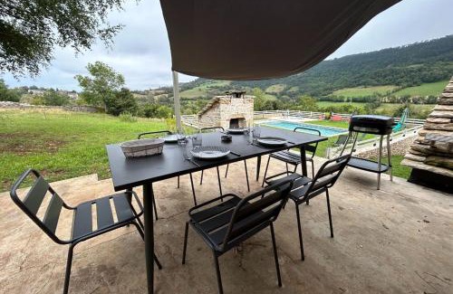 Banassac Maison | Banassac Canilhac Gite pour 4 personnes avec piscine partagée et vue panoramique en Lozère