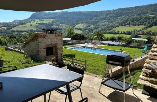 Banassac Maison | Banassac Canilhac Gite pour 4 personnes avec piscine partagée et vue panoramique en Lozère