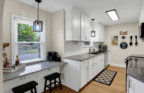 Southeast Omaha Maison | Bancroft House-Spacious, just remodeled & updated! New appliances, arcade games!