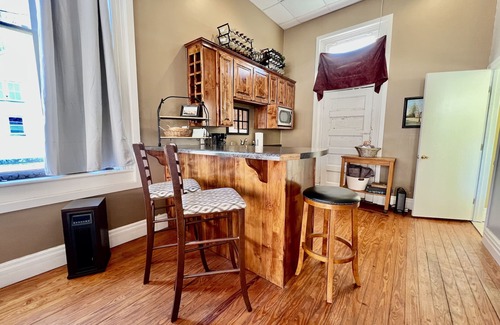 Bonnots Mill Appartement | Bank Loft with Original Vault in River Town