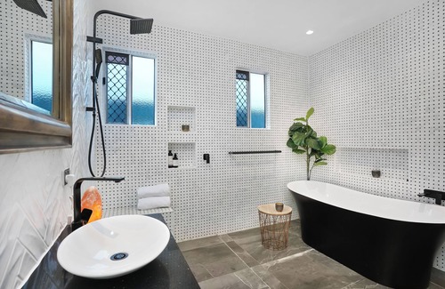 Margate Maison | Bardon Beauty Pool Pet Privacy close to transport shops city