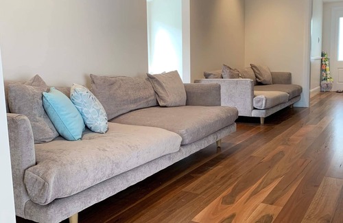 Booker Bay Maison | Barefoot Retreat Booker Bay walk to beach, shops, cafes, family and large groups