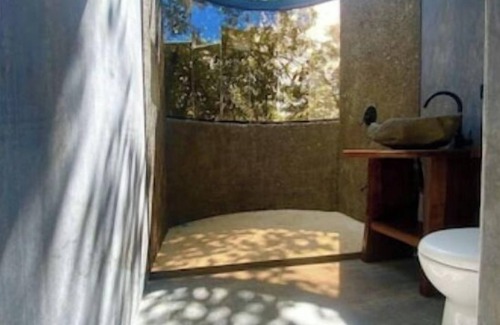 Penjamo Cabine | Bark Cabin on waterfall