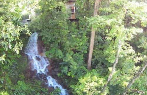 Penjamo Cabine | Bark Cabin on waterfall