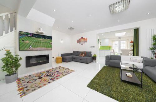 Longbridge Maison | Barking Haven Retreat - Airport - Parking - Train Station