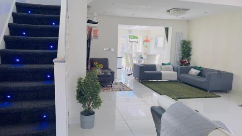 Longbridge Maison | Barking Haven Retreat - Airport - Parking - Train Station