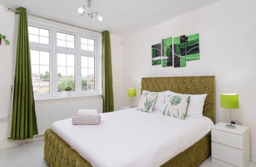 Longbridge Maison | Barking Haven Retreat - Airport - Parking - Train Station