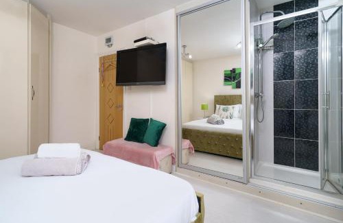 Longbridge Maison | Barking Haven Retreat - Airport - Parking - Train Station