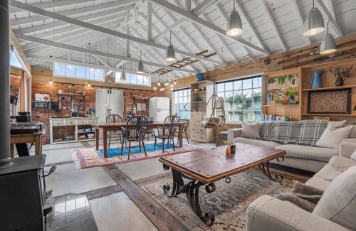 Featherston Maison | Barn Escape by Mountains & Wine