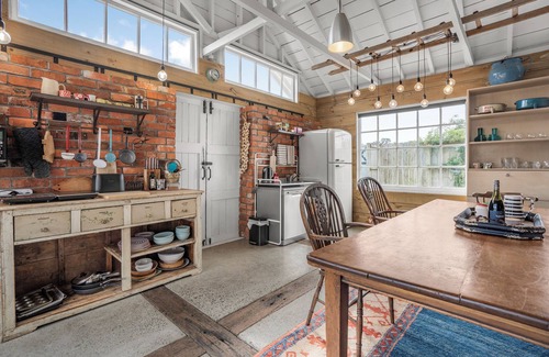 Featherston Maison | Barn Escape by Mountains & Wine