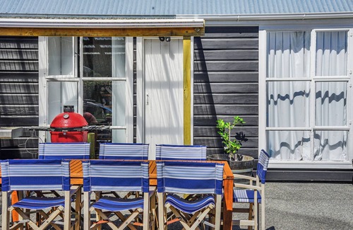 Featherston Maison | Barn Escape by Mountains & Wine