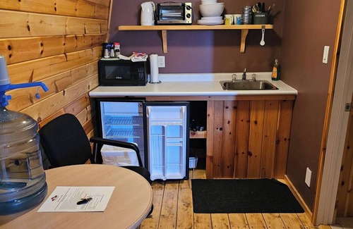 Division No. 16 Maison | Barn In The Bush - Room 5, King, queen & futon