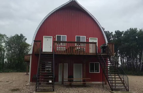 Division No. 16 Maison | Barn In The Bush - Room 5, King, queen & futon