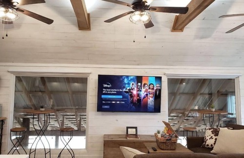 Pflugerville Maison | Barn Loft Living at a Texas Longhorn Mini Ranch