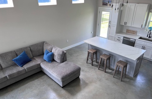 Port O Connor Cabine | Barndo blocks from boat launch, pier, beach and restaurants. Pet friendly