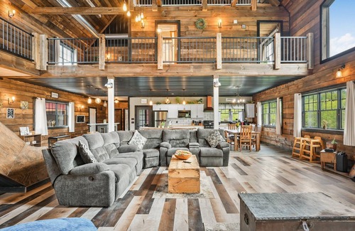 Merrimac Maison | Barndo with a Beach! Golf Sim, Slide, HotTub/Sauna, Volleyball, Frolf, Sleeps 24