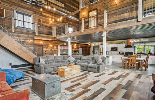 Merrimac Maison | Barndo with a Beach! Golf Sim, Slide, HotTub/Sauna, Volleyball, Frolf, Sleeps 24
