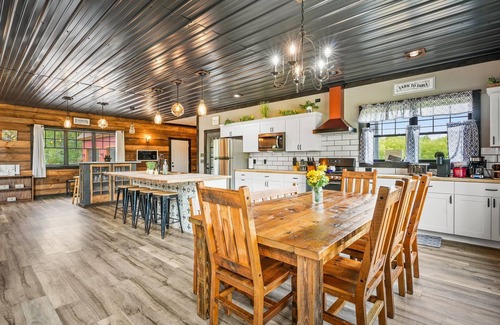 Merrimac Maison | Barndo with a Beach! Golf Sim, Slide, HotTub/Sauna, Volleyball, Frolf, Sleeps 24