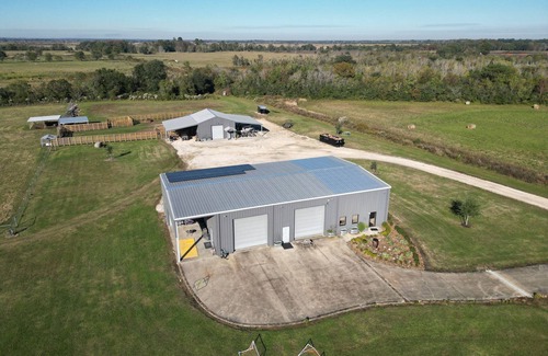 Beaumont Maison | Barndominium on 40 acre farm! Long term rental close To Beaumont & Mid-County
