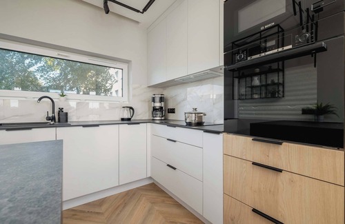 Tychy Appartement | Barona 51 Tychy | Air Conditioned Apartment with Parking and Desk
