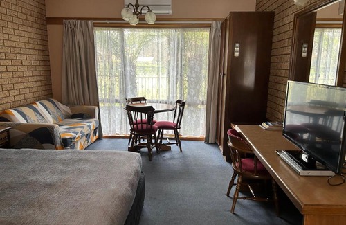 Bright Maison | Barrass's John Bright Motor Inn