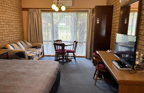 Bright Maison | Barrass's John Bright Motor Inn