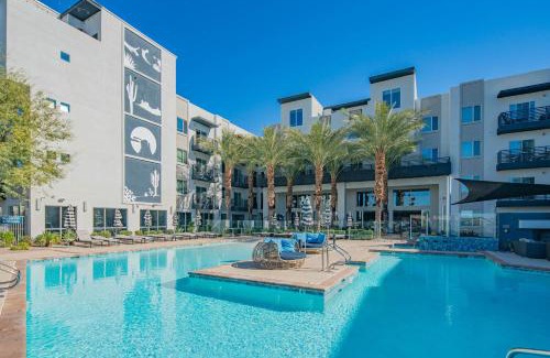 Desert View Village Appartement | Barrett Jackson-Dine-Golf-Swim-King Bed-WFH-Parking - S439