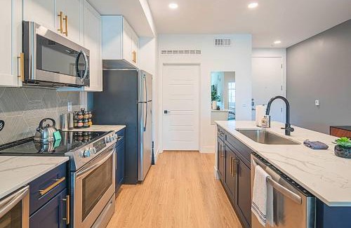 Desert View Village Appartement | Barrett Jackson-Dine-Golf-Swim-King Bed-WFH-Parking - S439
