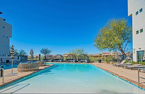 Desert View Village Appartement | Barrett Jackson-Dine-Golf-Swim-King Bed-WFH-Parking - S439
