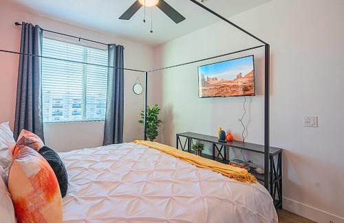 Desert View Village Appartement | Barrett Jackson-Dine-Golf-Swim-King Bed-WFH-Parking - S439