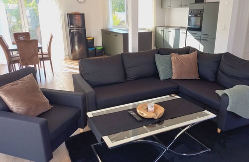 Adelheidsdorf Maison | Barrier-free house with terrace and free parking space