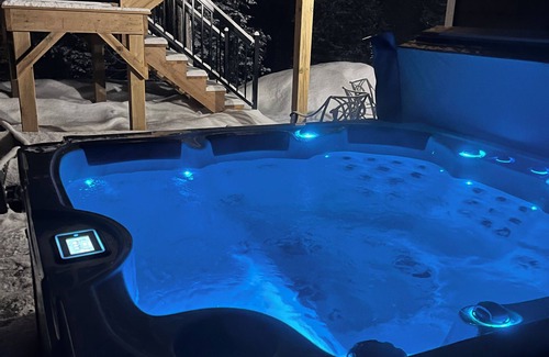 Madawaska Valley Cottage | Barry’s Bay 5 bedroom , beautiful sunsets, private Beach, Hot Tub,
