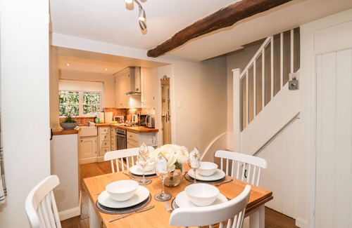 Bourton Cottage | BARTON COTTAGE, pet friendly, with open fire in Bourton-On-The-Water