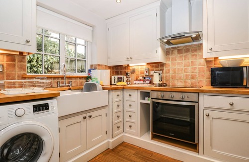 Bourton Cottage | BARTON COTTAGE, pet friendly, with open fire in Bourton-On-The-Water