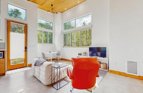 Barton Hills Maison | Barton Hills 1/1 Casita w/full kit/den