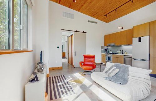 Barton Hills Maison | Barton Hills 1/1 Casita w/full kit/den
