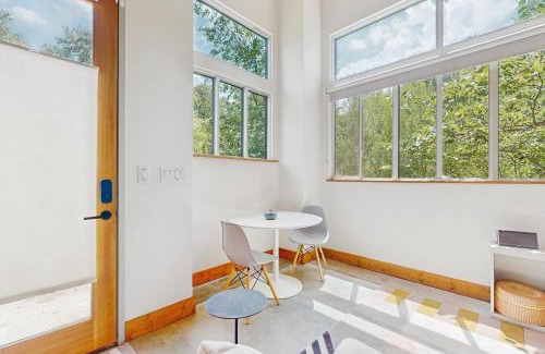 Barton Hills Maison | Barton Hills 1/1 Casita w/full kit/den