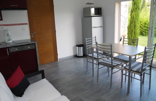 Sollies-Toucas Appartement | Bas de Villa sur Grand Jardin Privatif Gazonné, Entrée Indépendante