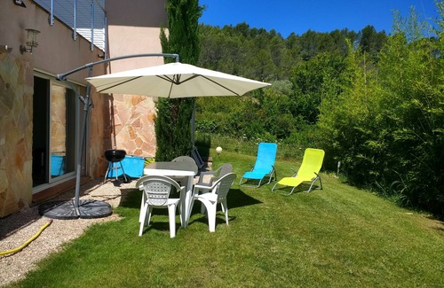 Sollies-Toucas Appartement | Bas de Villa sur Grand Jardin Privatif Gazonné, Entrée Indépendante
