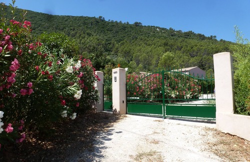 Sollies-Toucas Appartement | Bas de Villa sur Grand Jardin Privatif Gazonné, Entrée Indépendante