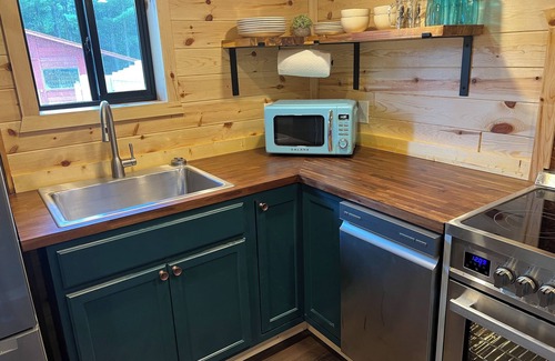 St. Helen Cabine | Base Camp - Cozy 2-bed with ORV trail access. Fully fenced-in and dog-friendly