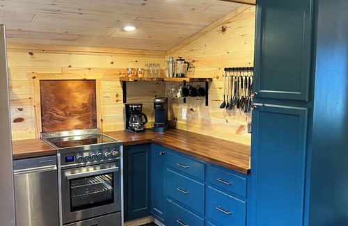 St. Helen Cabine | Base Camp - Cozy 2-bed with ORV trail access. Fully fenced-in and dog-friendly
