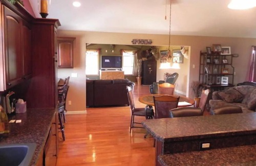 Grass Lake Appartement | Basement Bedroom Suite in the country with Hot Tub