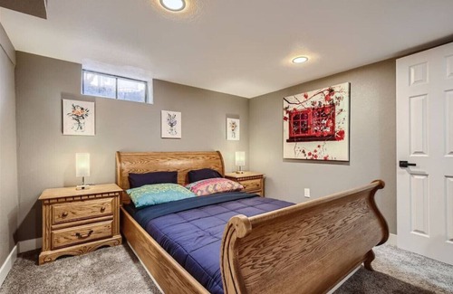 North Park Hill Maison | Basement Guest Suite I Pool Table I Hot Tub I TV