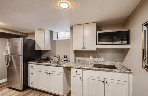 North Park Hill Maison | Basement Guest Suite I Pool Table I Hot Tub I TV