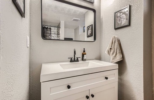 North Park Hill Maison | Basement Guest Suite I Pool Table I Hot Tub I TV