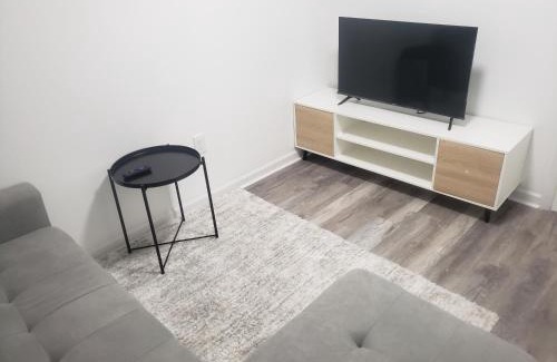 Collingdale Appartement | Basement Retreat BY THE AIRPORT
