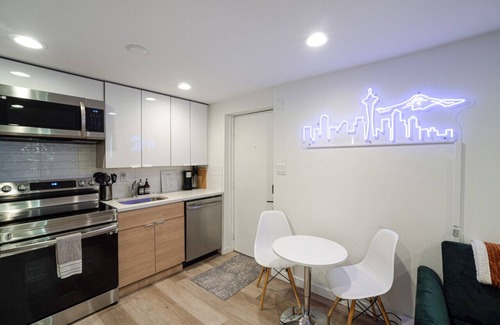 Mann Appartement | Basement Unit · The NEON Spot - Work station, KING bed